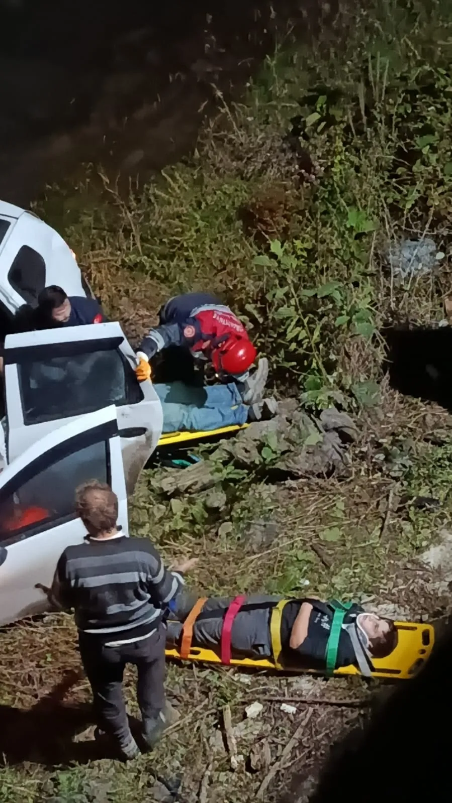 Araklı'da korku dolu anlar: Bariyerleri aşan cip dereye uçtu
