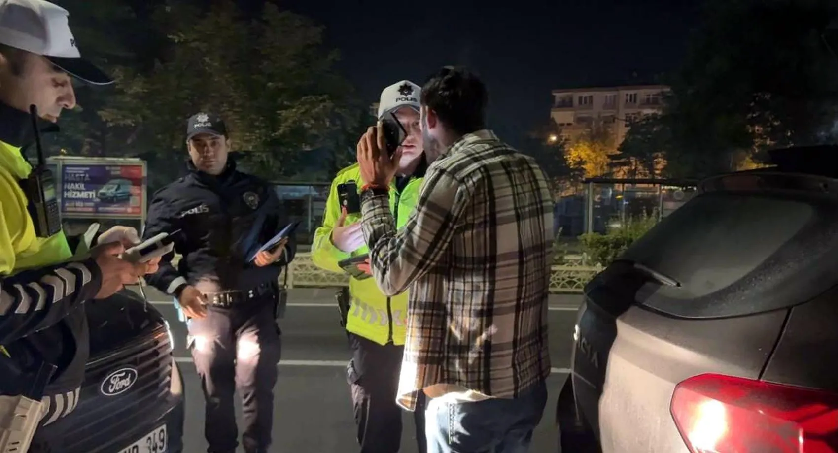Polis durdurdu, önce kaçmaya çalıştı sonra okuma yazma bilmediğini iddia etti