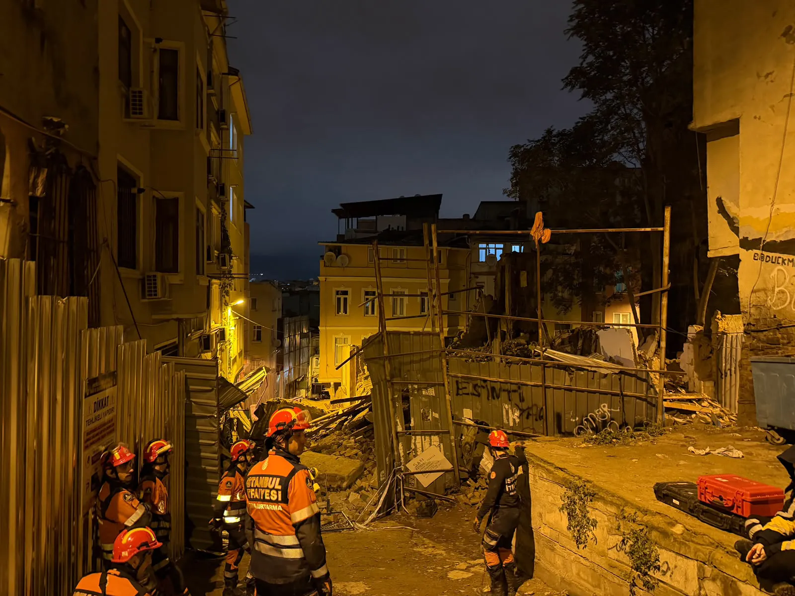 Beyoğlu'nda korkulan oldu: Dört gün önce uyarı veren bina yerle bir oldu