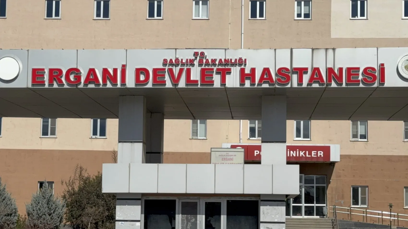 Ergani yolunda korkunç kaza: Elektrik işçilerini taşıyan araç devrildi