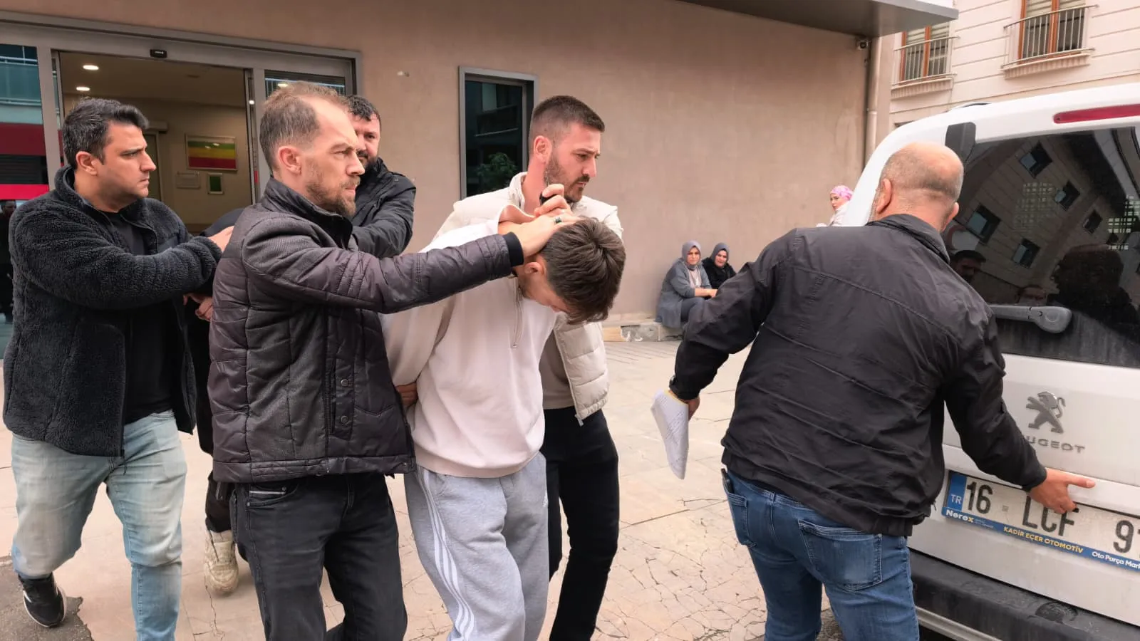 Hastaneye arkadaşlarının durumunu öğrenmeye gelmişti: Bıçaklı kavgada acı son