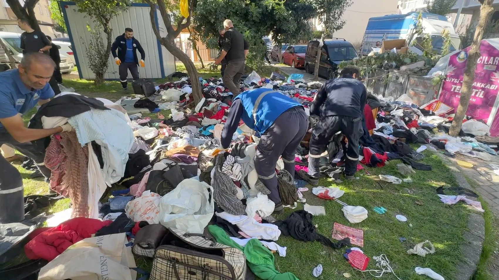 Avcılar'da şaşkına çeviren görüntü: Bodrum katından sokağa taşan kıyafetler kapış kapış gitti