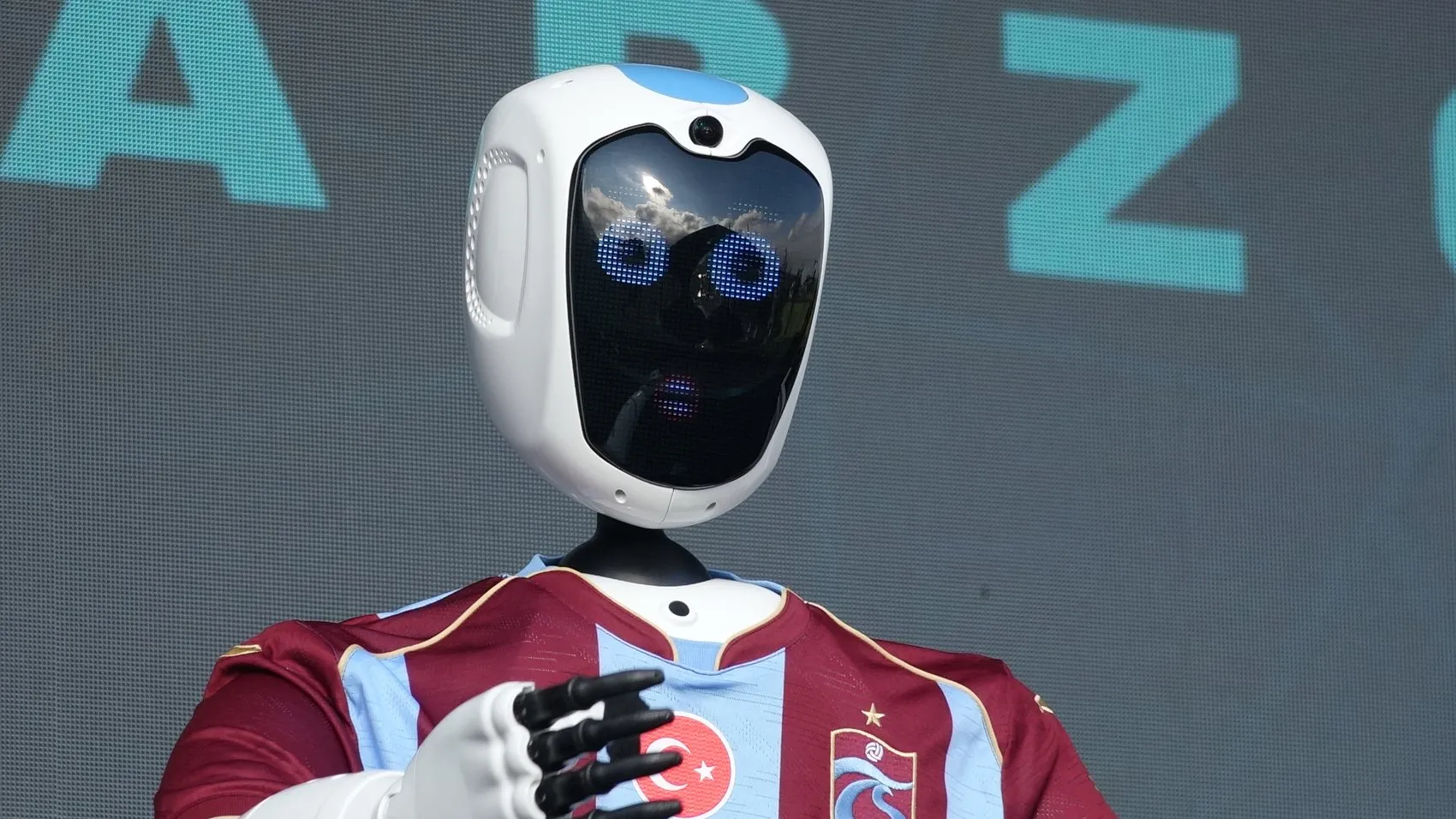 Trabzon'da teknoloji rüzgarı: Açılışı yapay zeka robot yaptı, hedef TEKNOFEST
