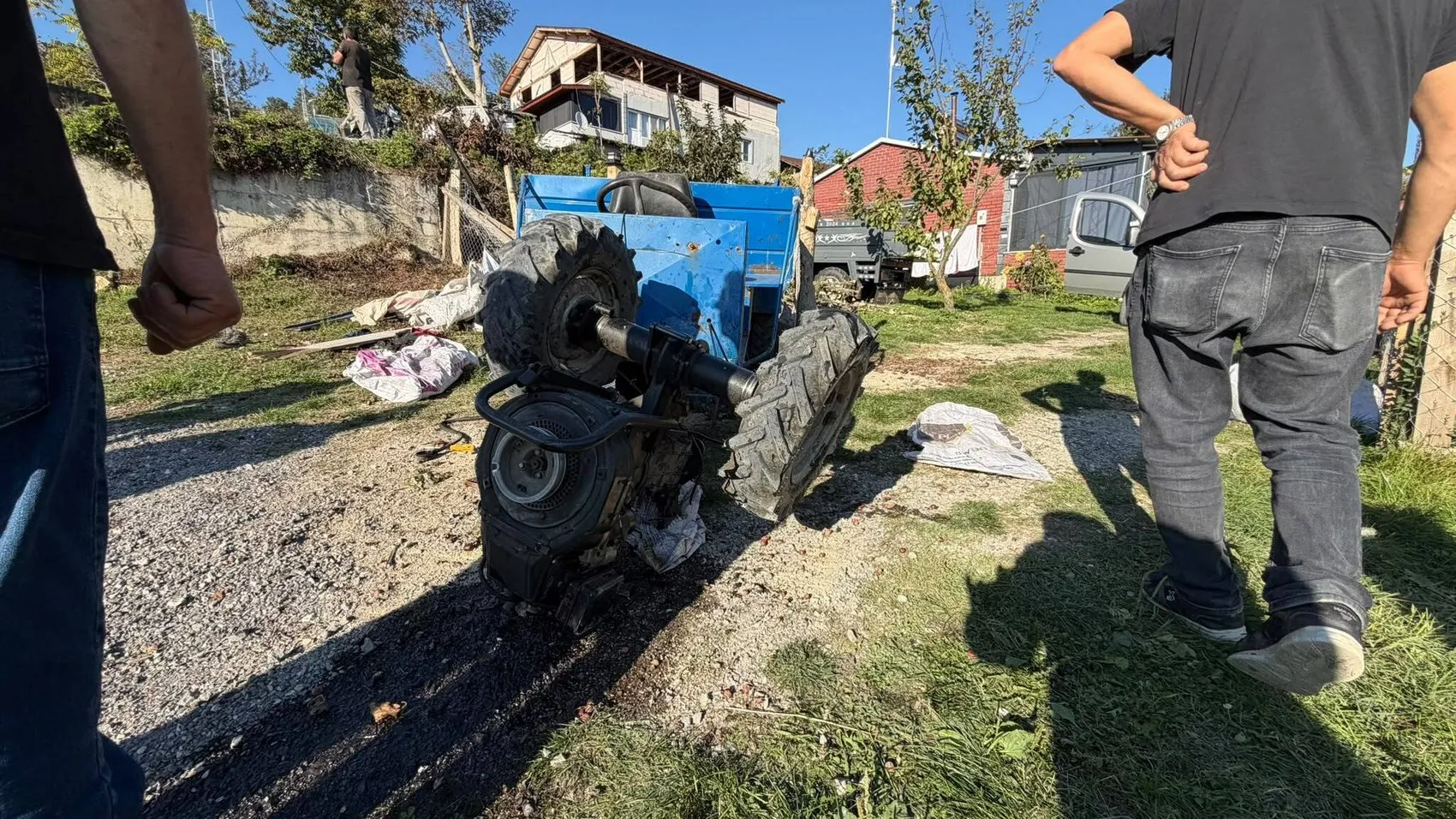 Düzce'de tarım aracı faciası: Virajı alamayan patpat devrildi