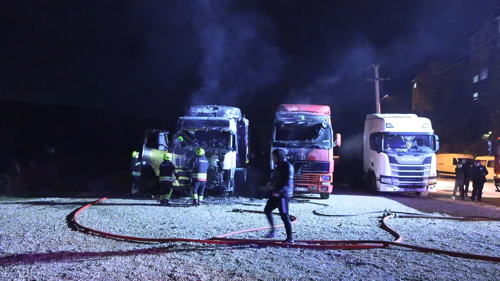 Bolu'da gece yarısı dehşeti: Park halindeki TIR'lar küle döndü