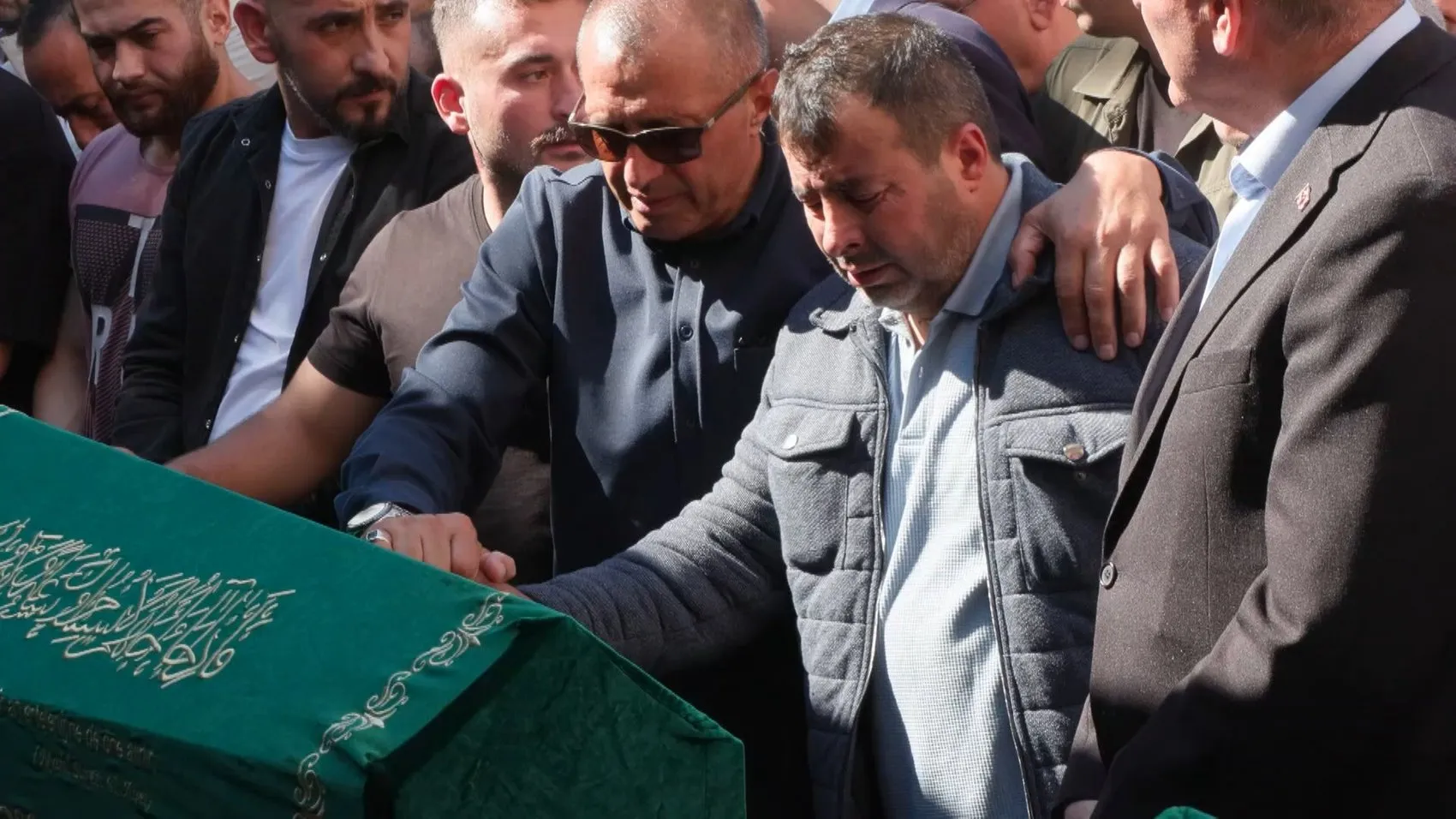 Maltepe'deki faciada yürek yakan veda: İki kardeş yan yana son yolculuğuna uğurlandı
