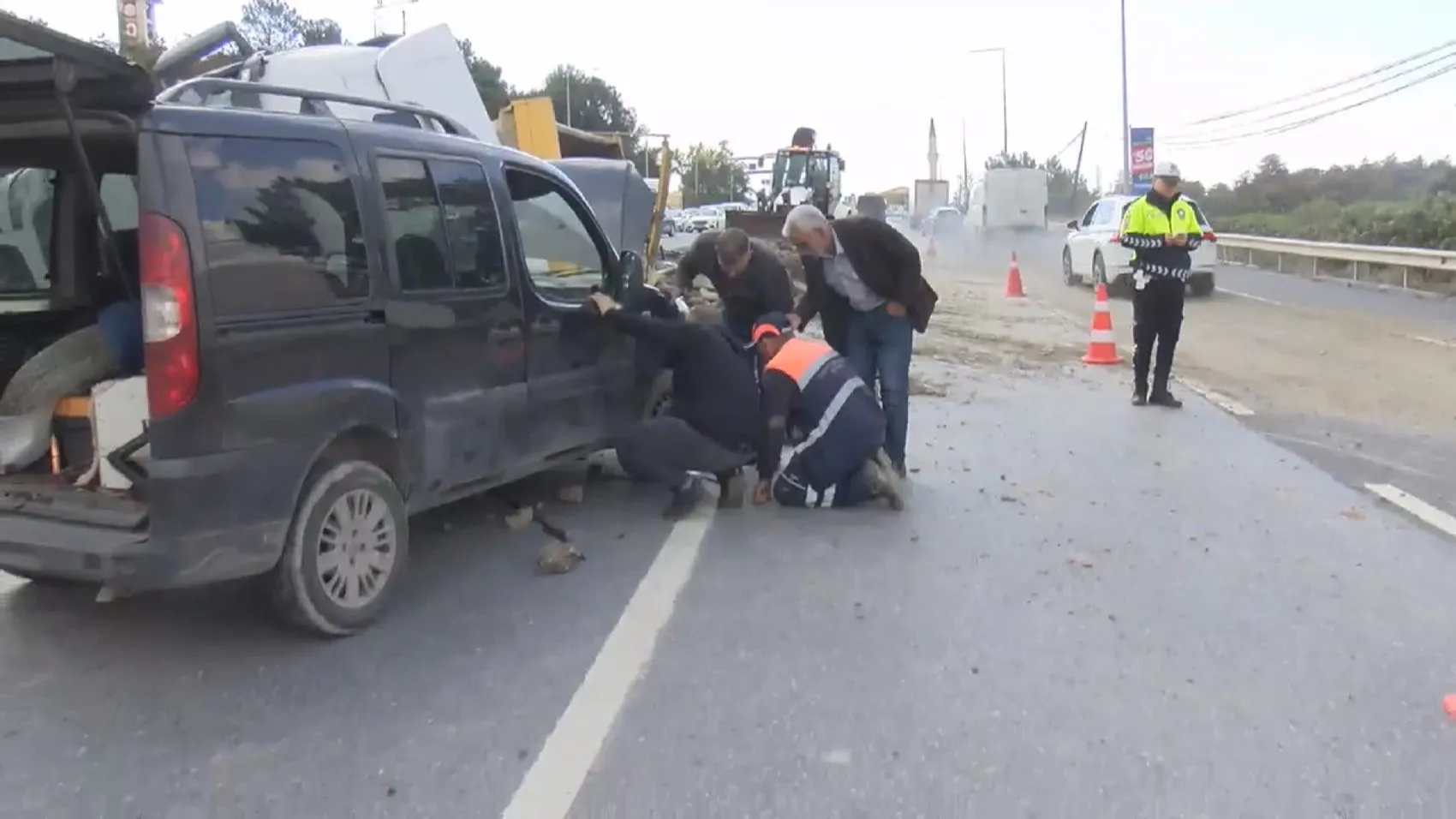 Arnavutköy'de dehşet anları: Hafriyat kamyonu devrildi, molozlar araçları biçti