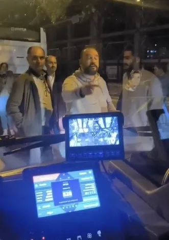 Esenyurt'ta ulaşım krizi: Yolcular garaja dönen otobüsün yolunu kesti