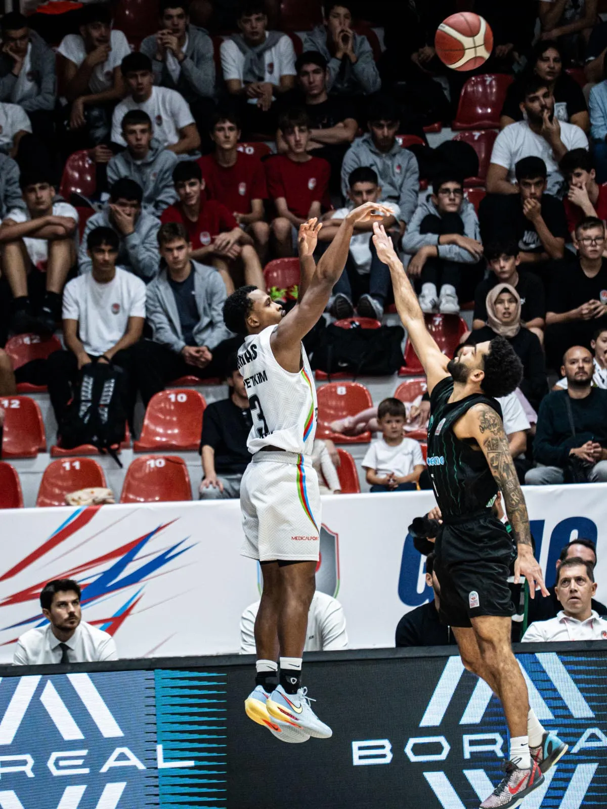Enka Salonu'nda nefes kesen final: Petkimspor son saniyede yıkıldı
