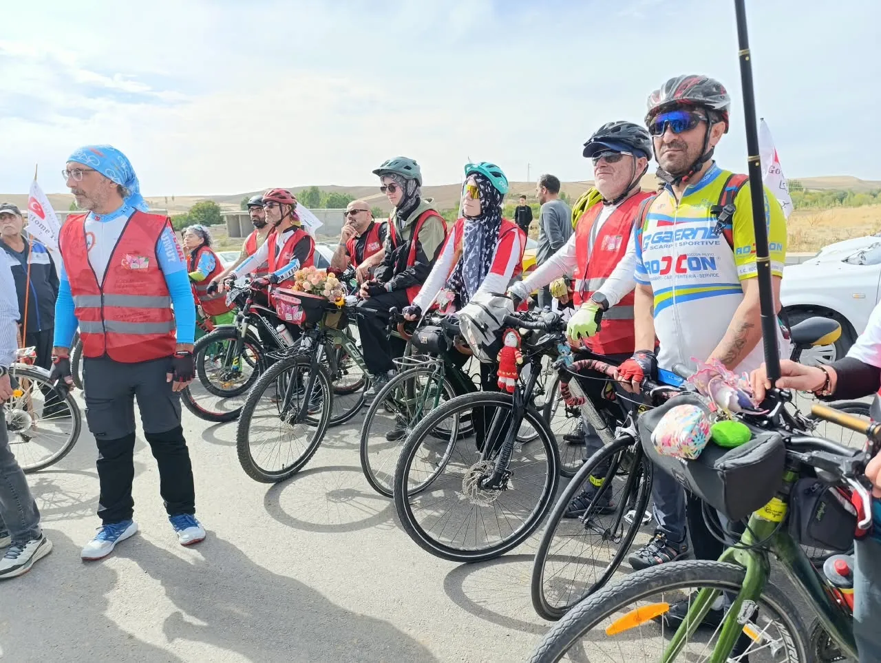 İran'daki okul saldırısının acısını kalplerinde taşıyan 25 bisikletçi 2 bin 865 kilometre yol katetti