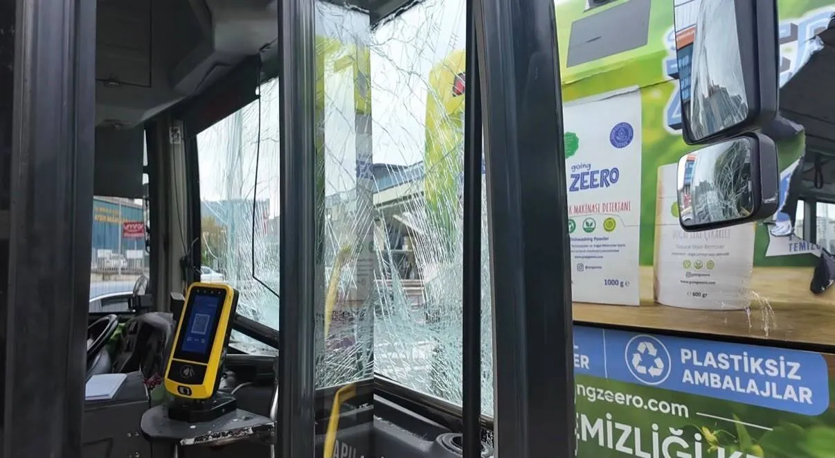 Göztepe Köprüsü'nde İETT otobüsleri birbirine girdi: Yolcular panik yaşadı