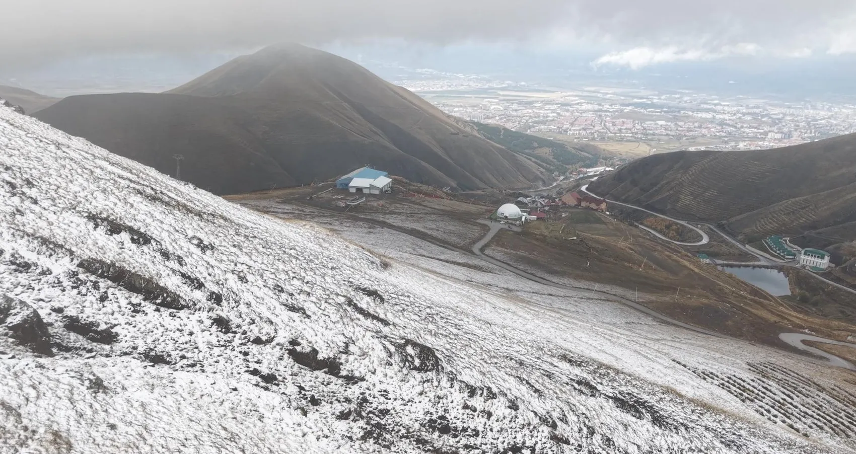 Erzurum'da mevsim geçişi sert yaşandı: Palandöken'e sezonun ilk karı düştü
