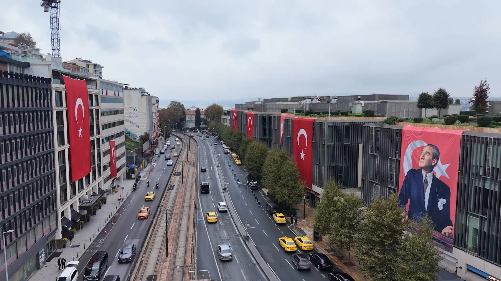 İstanbul'un kalbinde Cumhuriyet coşkusu: Gökyüzünden yansıyan kırmızı beyaz manzara