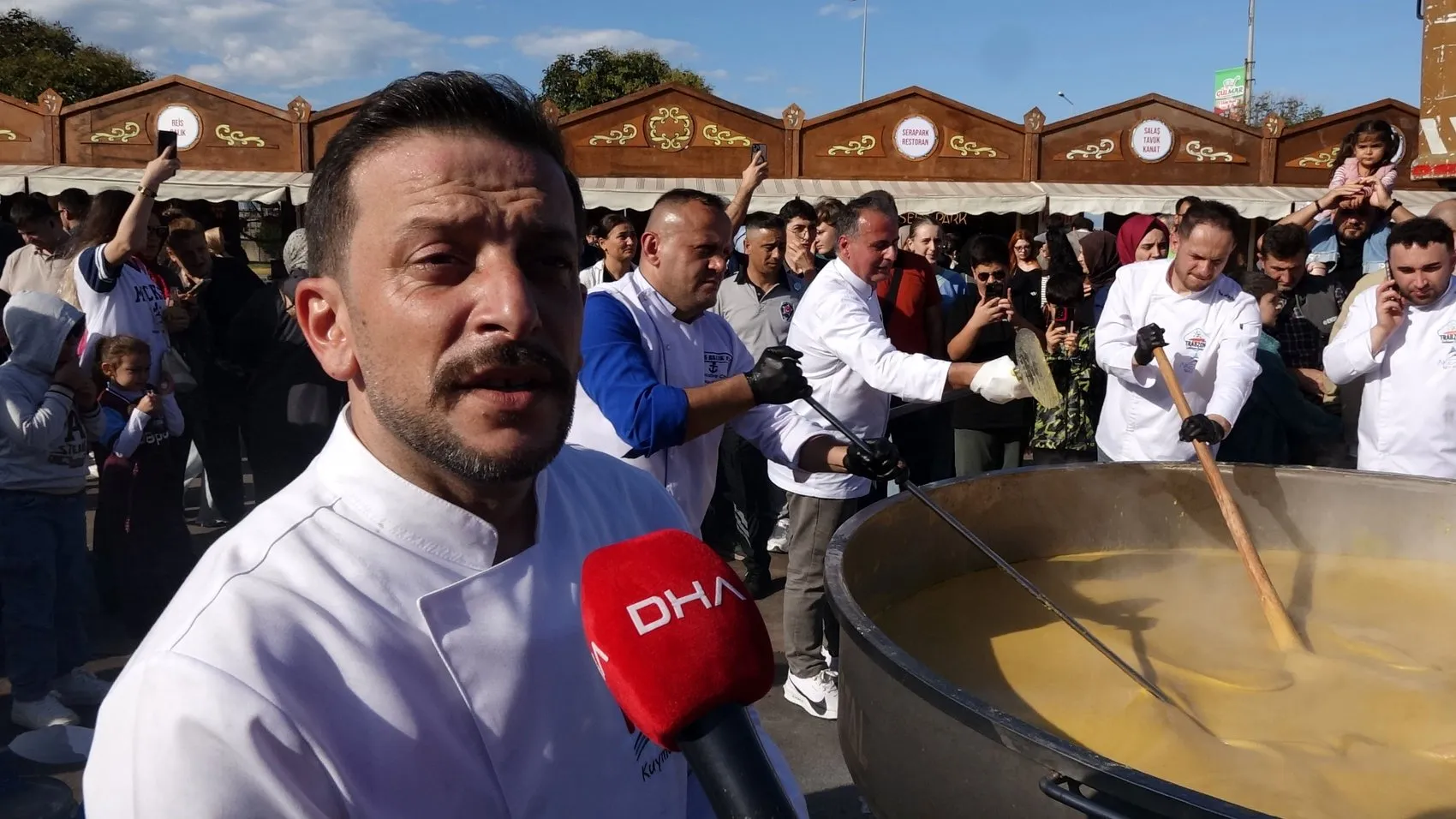 Trabzon'da devasa rekor: 1,5 tonluk kuymak vinçle gökyüzüne uzatıldı
