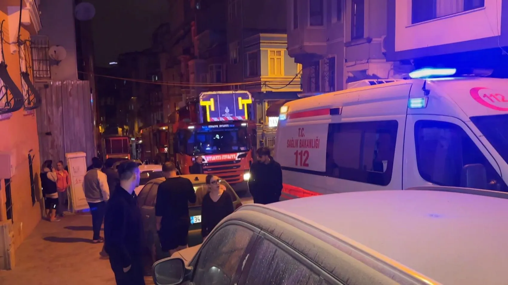 Beyoğlu'nda gece yarısı dehşeti: Beş katlı yapı bir anda yerle bir oldu