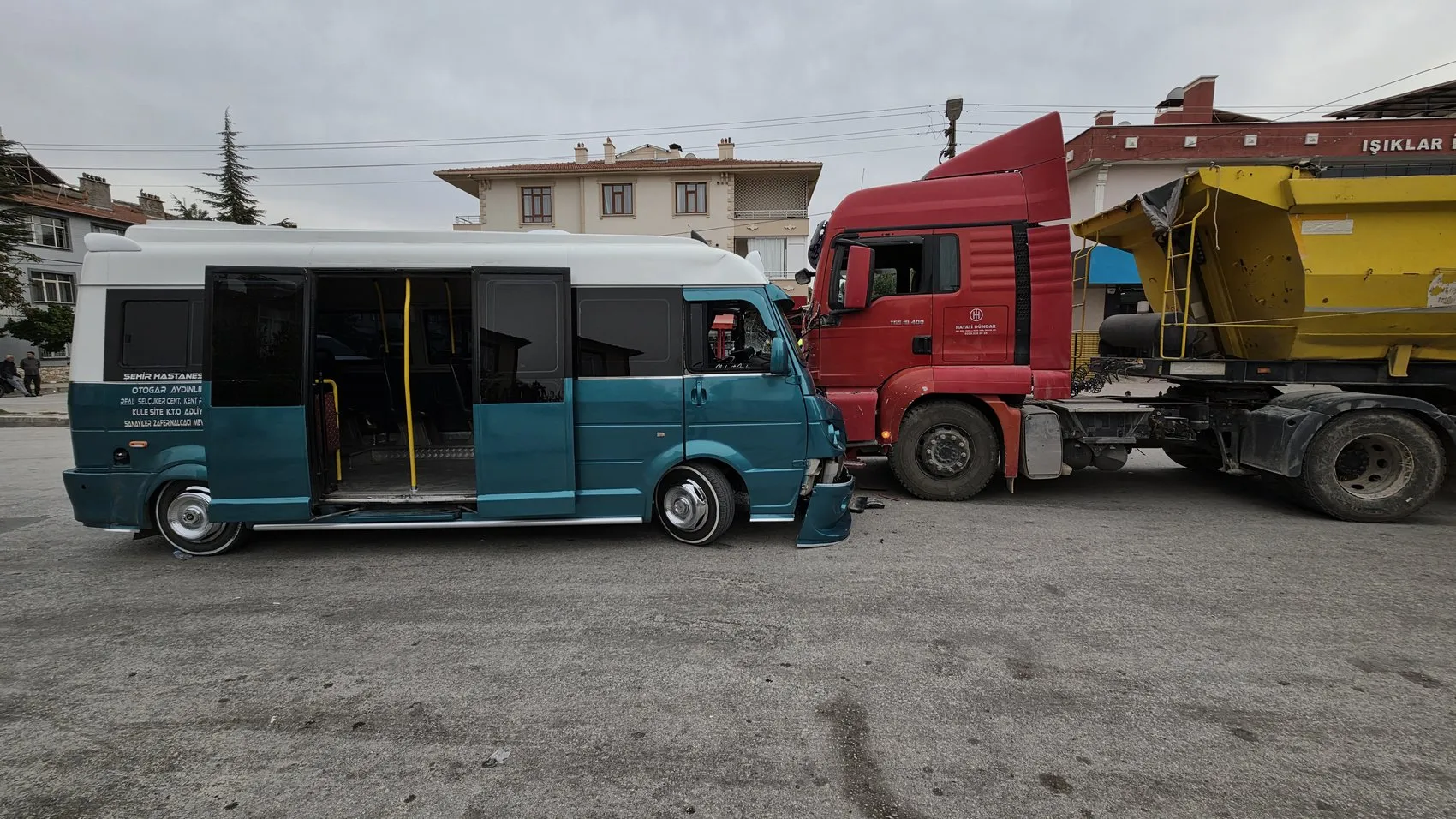 Selçuklu'da dehşet anları: Minibüs ve kamyon çarpışması kamerada