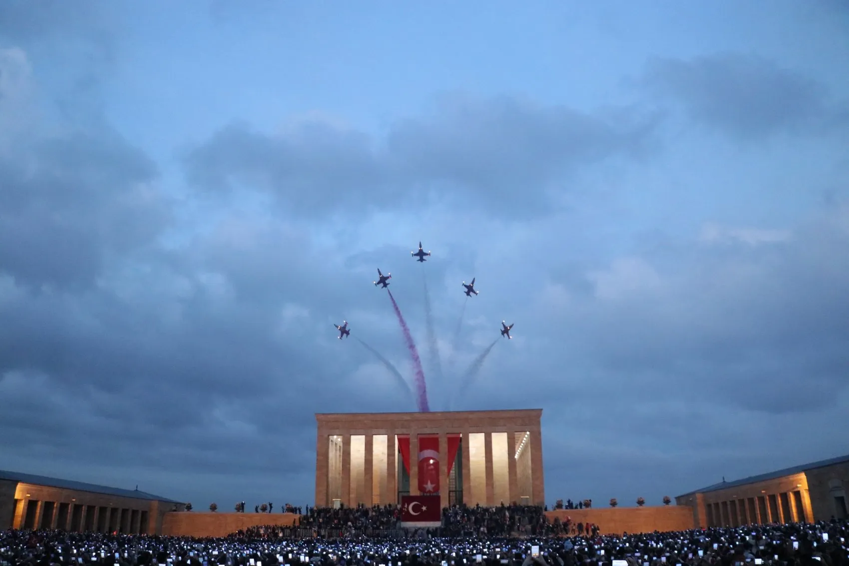 Anıtkabir semalarında Cumhuriyet coşkusu: Türk Yıldızları'ndan gökyüzünde selam