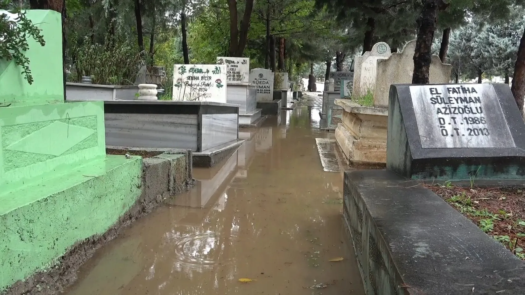 Diyarbakır'da sağanak felaketi: Mezarlık sular altında kaldı