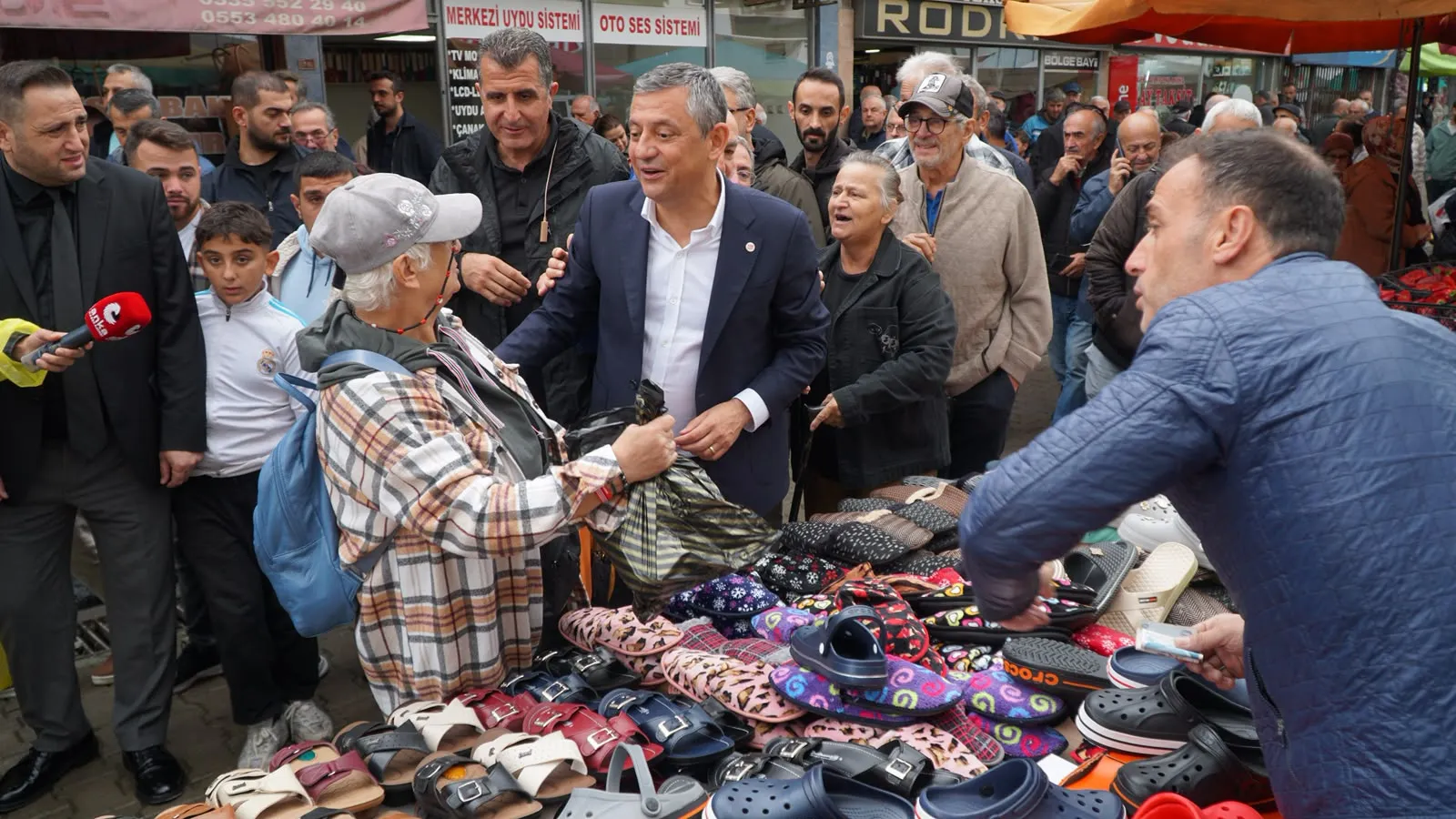Özgür Özel'den Artvin'de sert çıkış: İktidarın fon oyunlarıyla kendi seçmenini bile soyduğu bir düzen var