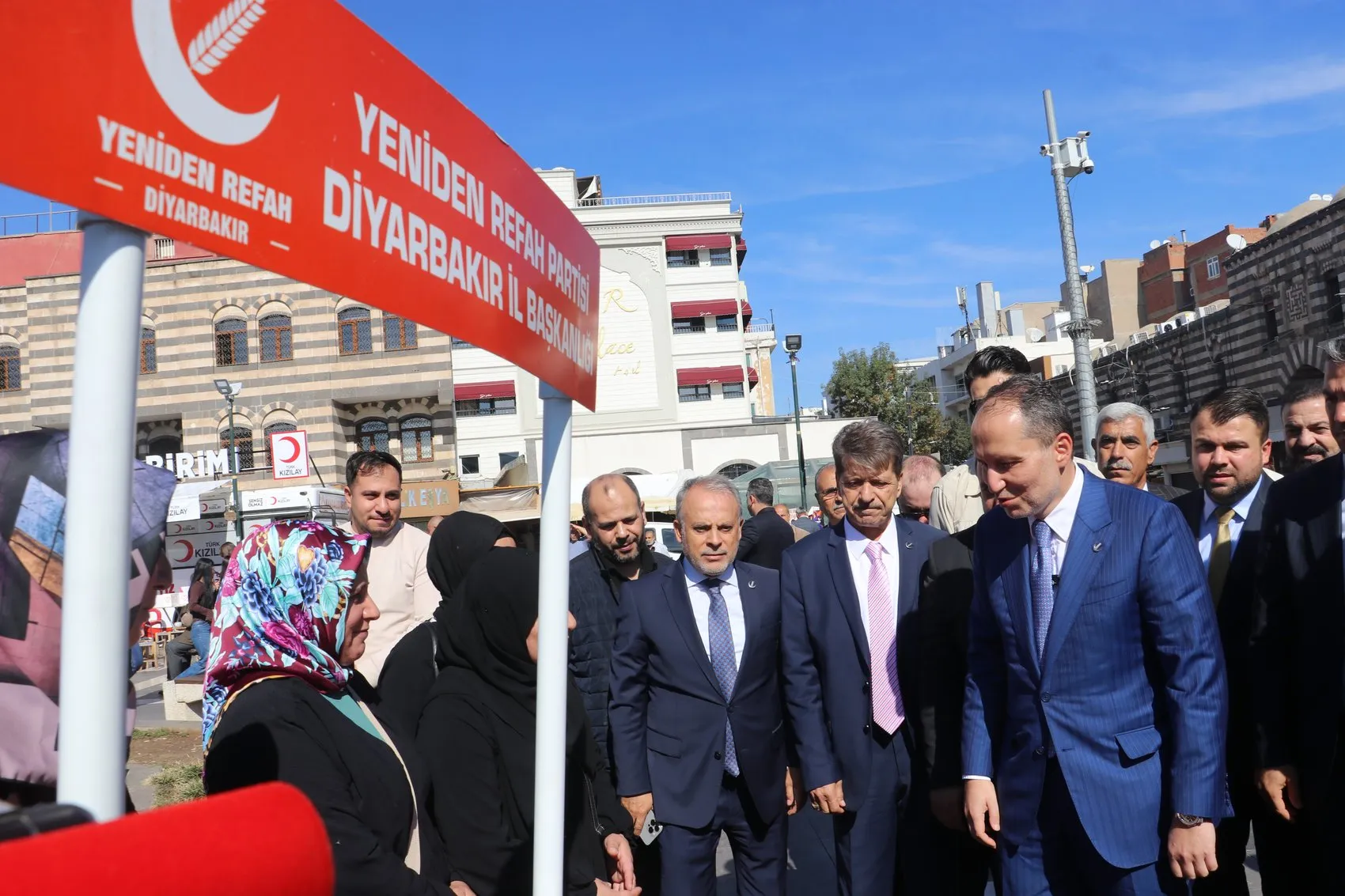 Fatih Erbakan'dan Diyarbakır'da kritik mesaj: Ana dil hakkı ve silahsızlanma vurgusu