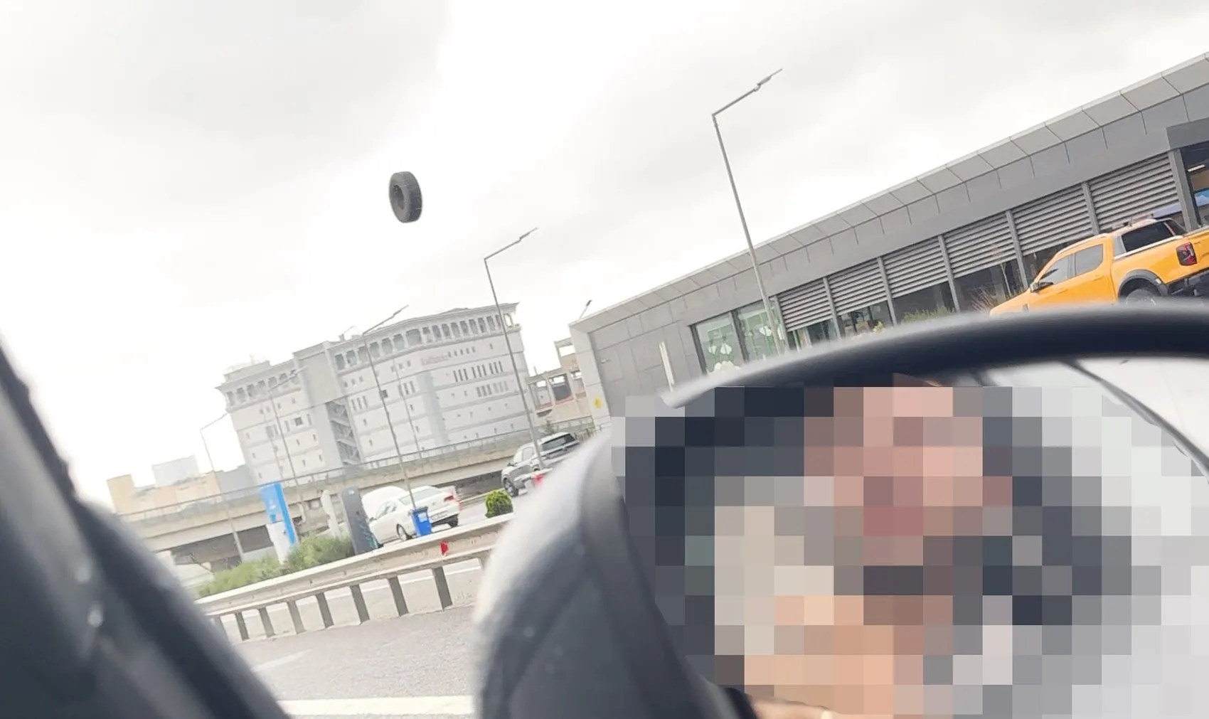Kuzey Marmara Otoyolu'nda korku dolu anlar: TIR'dan fırlayan lastik trafiği birbirine kattı