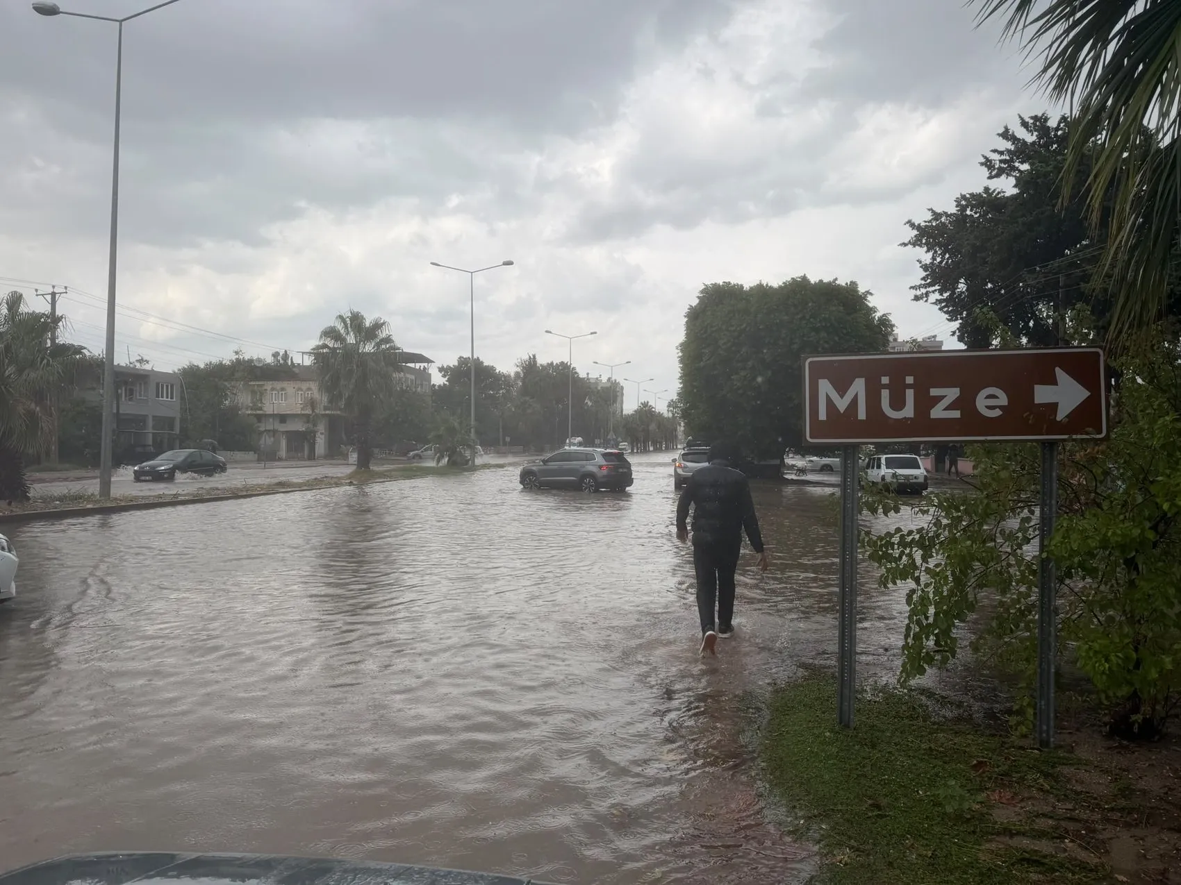 Silifke'de aniden bastıran sağanak hayatı felç etti: Araçlar yolda kaldı