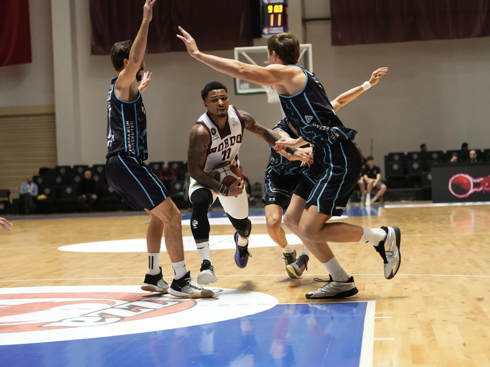 Bandırma'da Basketbol Şöleni: Ev Sahibi Rakibine Geçit Vermedi