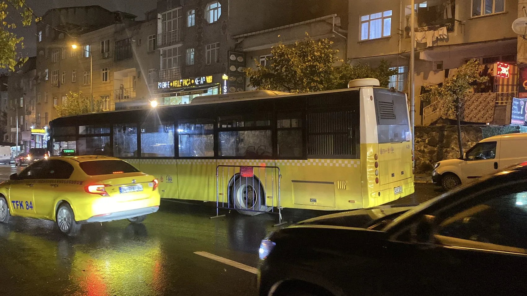 Bağcılar'da yağmur kazayı beraberinde getirdi: İETT otobüsü park halindeki araca daldı