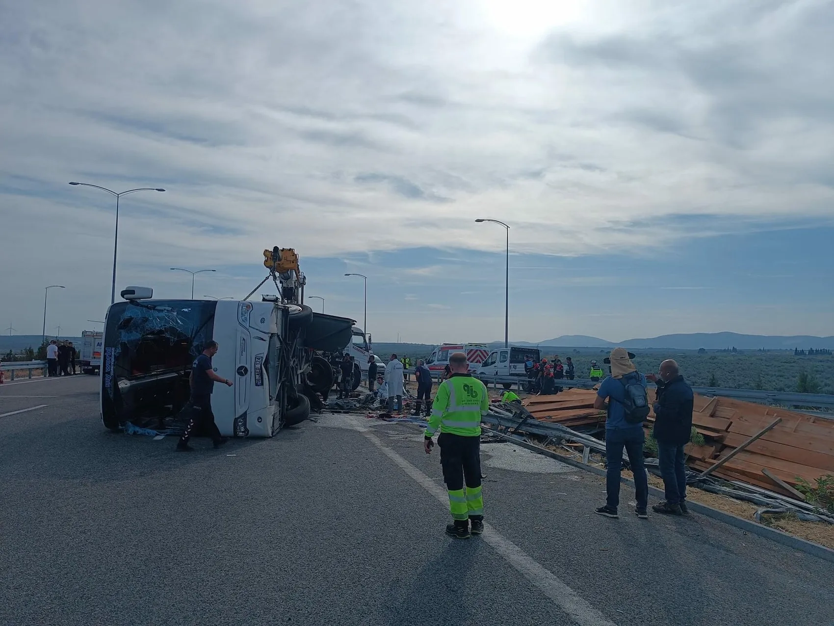 Manisa'da kara yolunda büyük trajedi: Tur otobüsü ile TIR çarpıştı