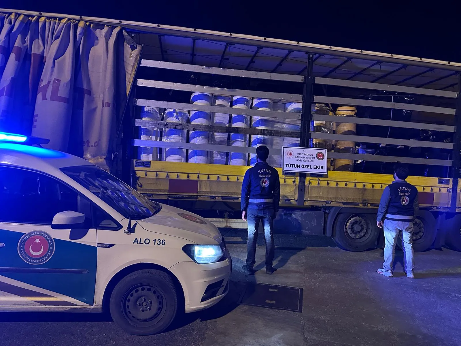 İzmir'de devasa kaçak tütün operasyonu: Milyonluk vurgun engellendi