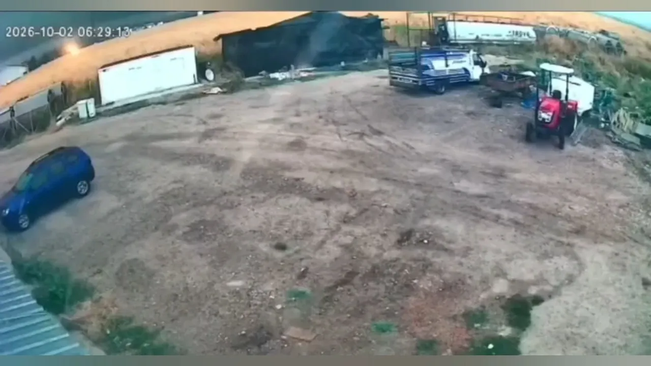 Bismil'de dehşet anları: Minare evin üzerine böyle devrildi