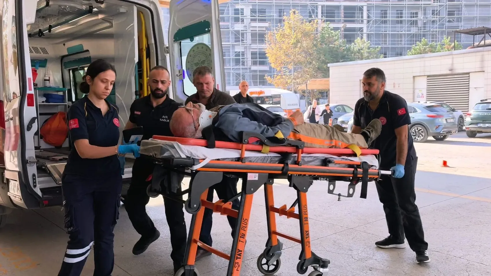 İnegöl'de korkutan kaza: Çatı tamiri sırasında beton zemine çakıldı