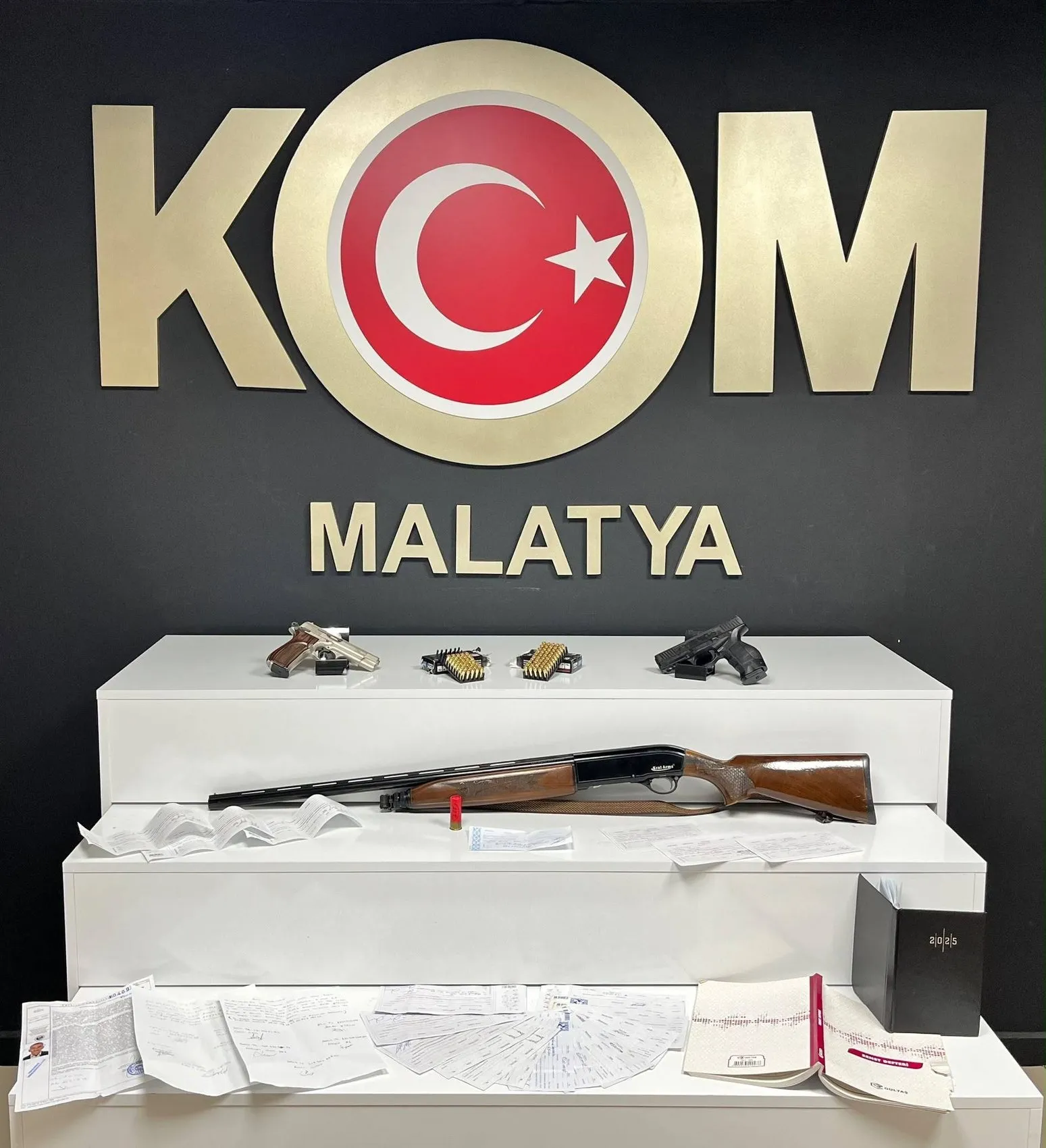 Malatya'da tefecilik ağına dev darbe: Milyonluk senetler ve silahlar ele geçirildi
