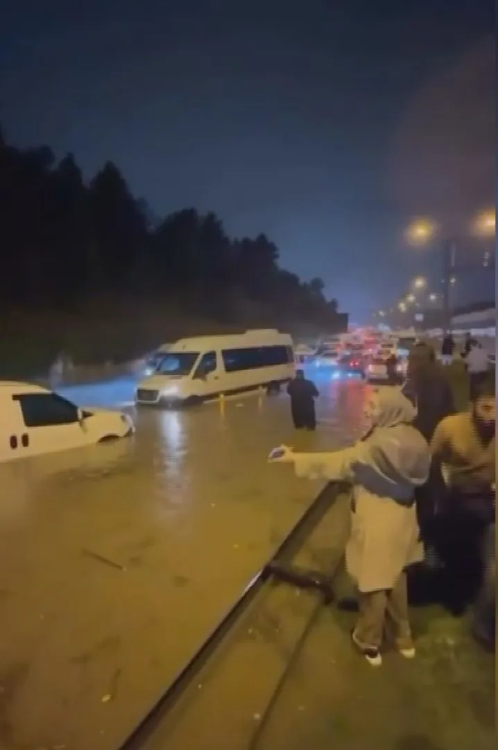 Ümraniye'de sağanak kabusu: Nevzat Demir Tesisleri yolu göle döndü
