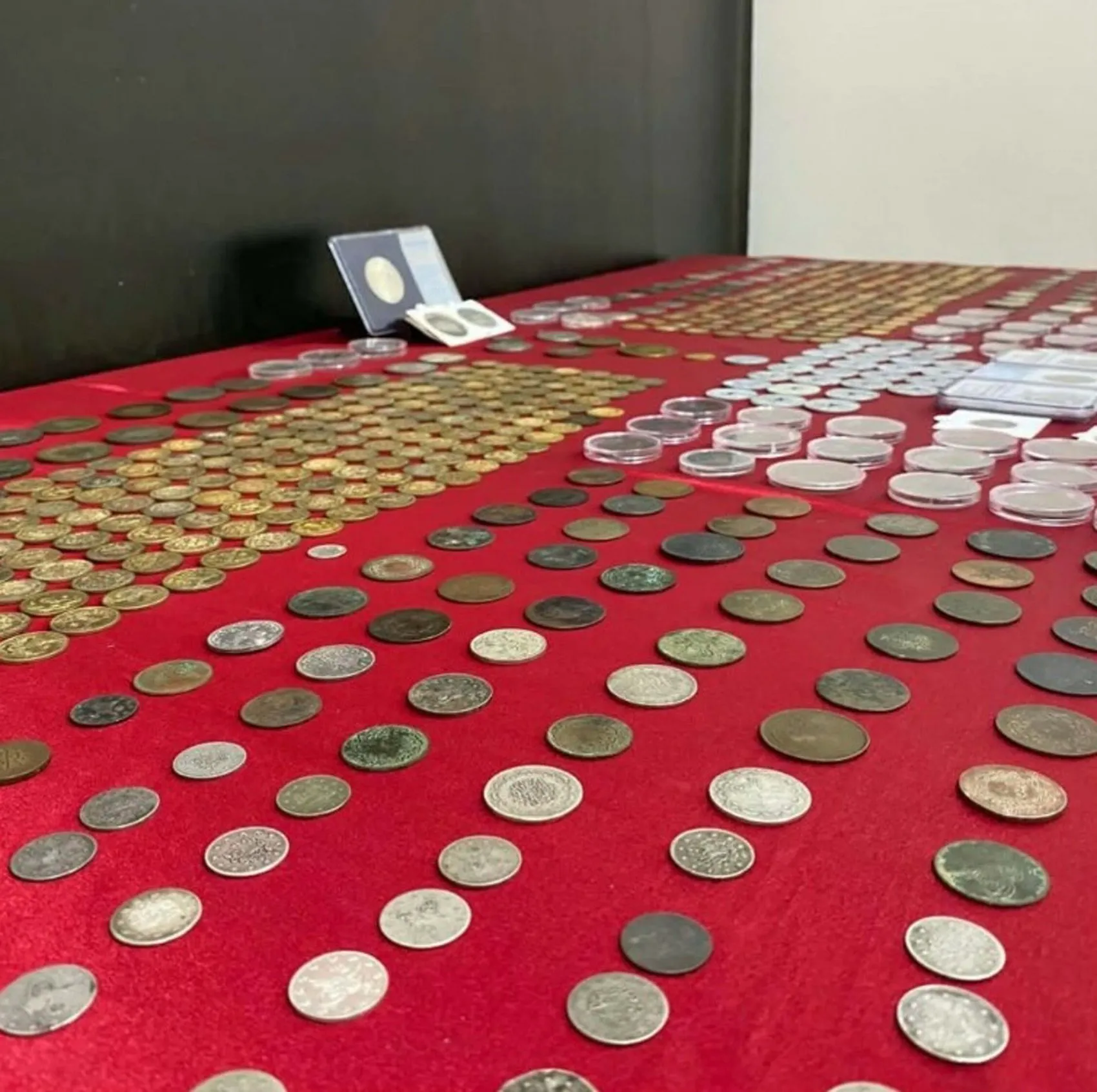 Konak'ta tarihi eser baskını: İş yerinden çıkanlar şaşkına çevirdi