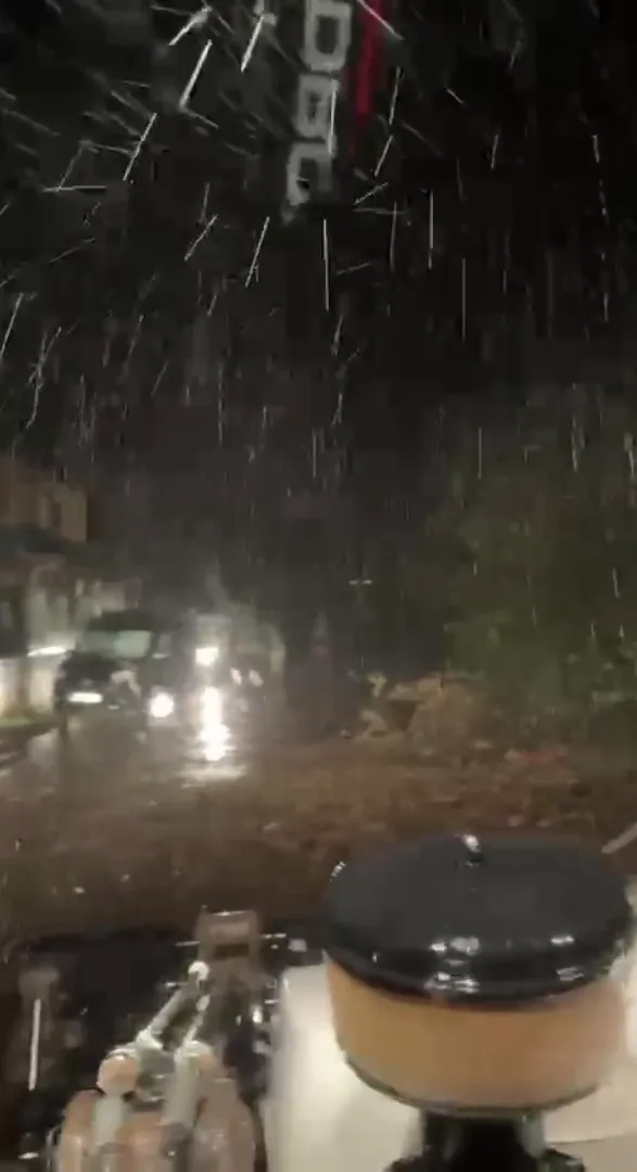 Karasu'da kabus dolu anlar: Park halindeki araçlar sel sularına teslim oldu