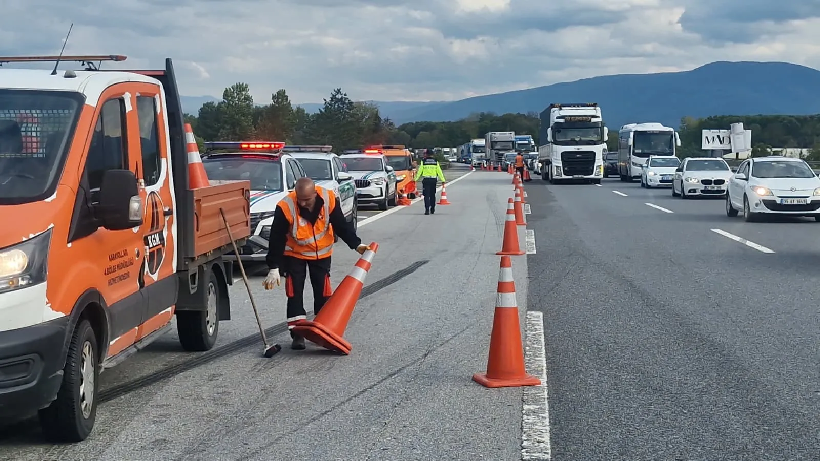 Ölümle burun buruna gelen şoför saniyelerle yarıştı: Köprüden uçan TIR alev topuna döndü