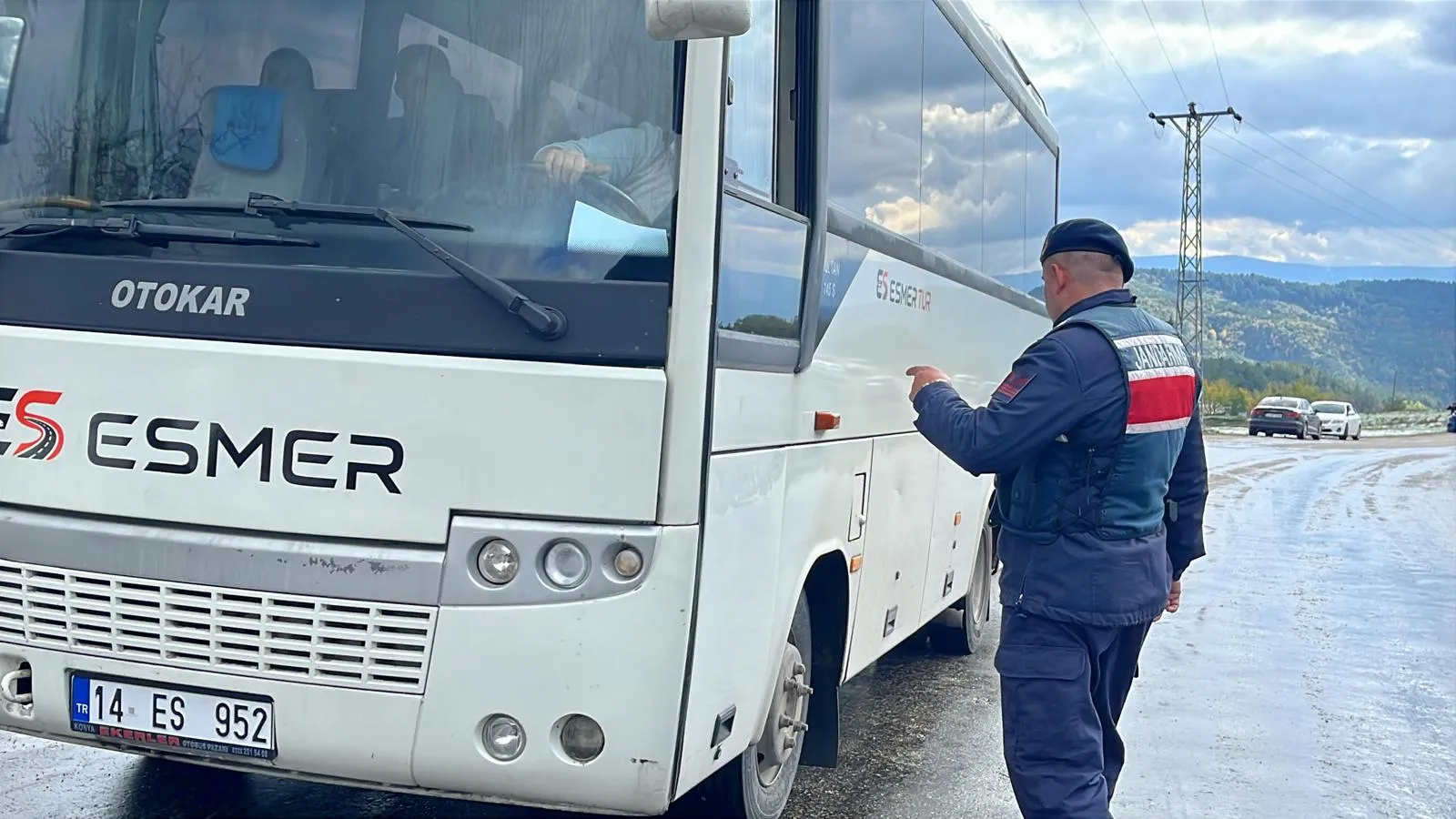 Yedigöller yolunda kış sürprizi: Tatilciler hedeflerine ulaşamasa da karın tadını çıkardı