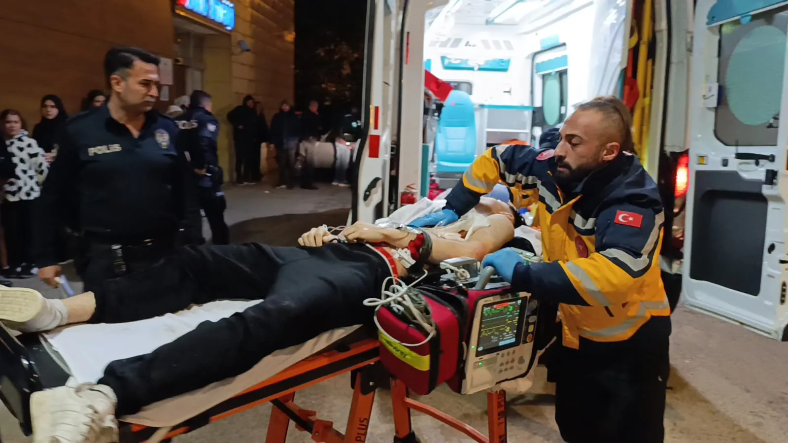Hastaneye arkadaşlarının durumunu öğrenmeye gelmişti: Bıçaklı kavgada acı son