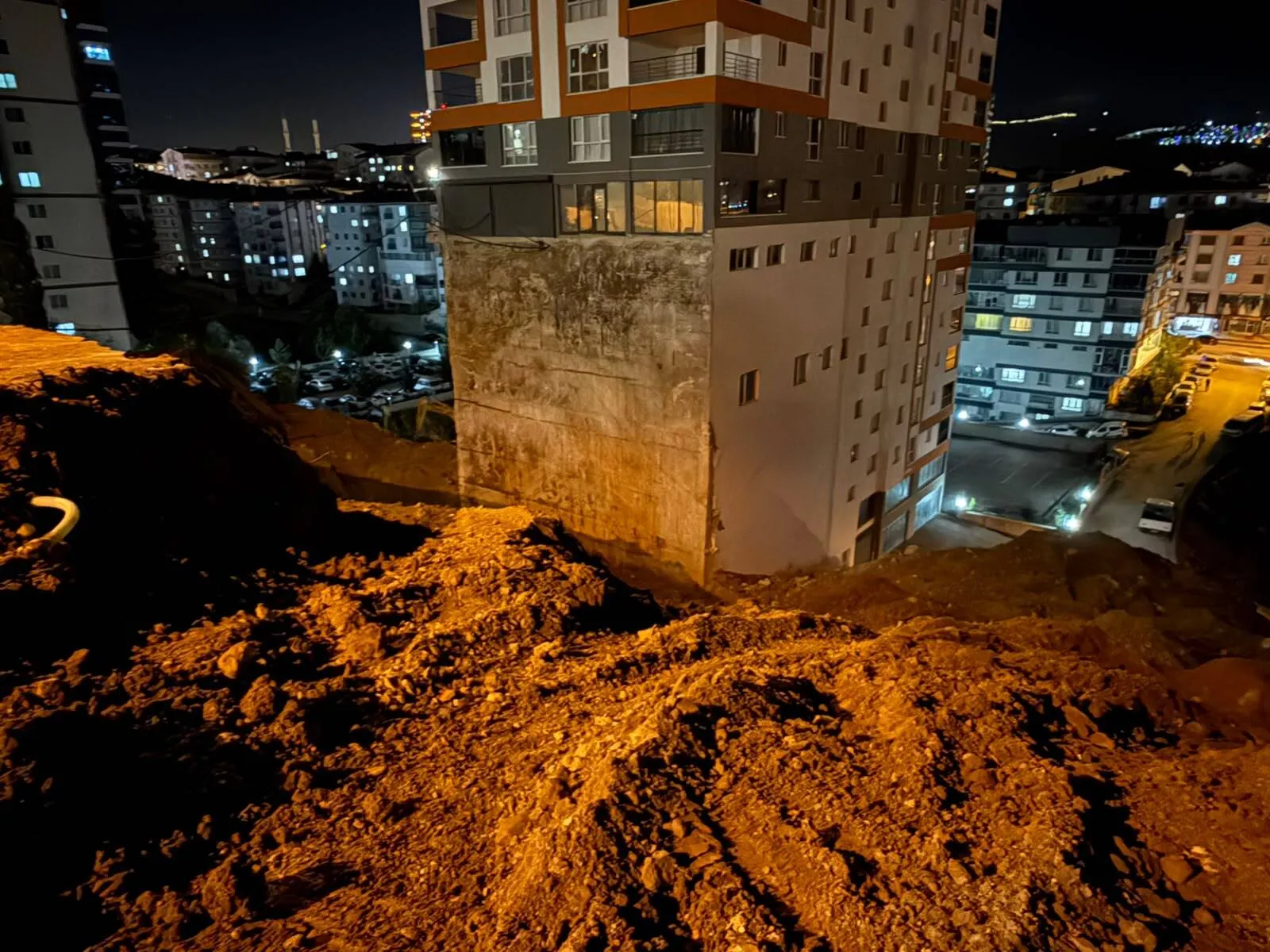 Başkentte korkutan manzara: 17 katlı binanın temeli gözler önüne serildi