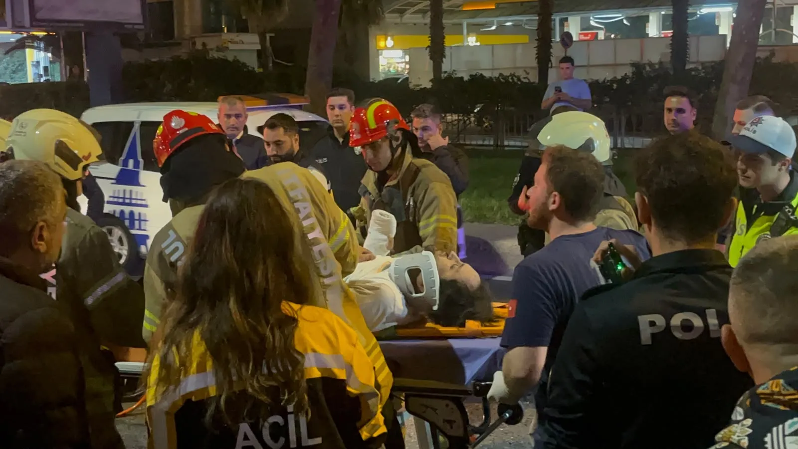 Beyoğlu'nda gece yarısı dehşeti: Makas atan otomobil ortalığı savaş alanına çevirdi