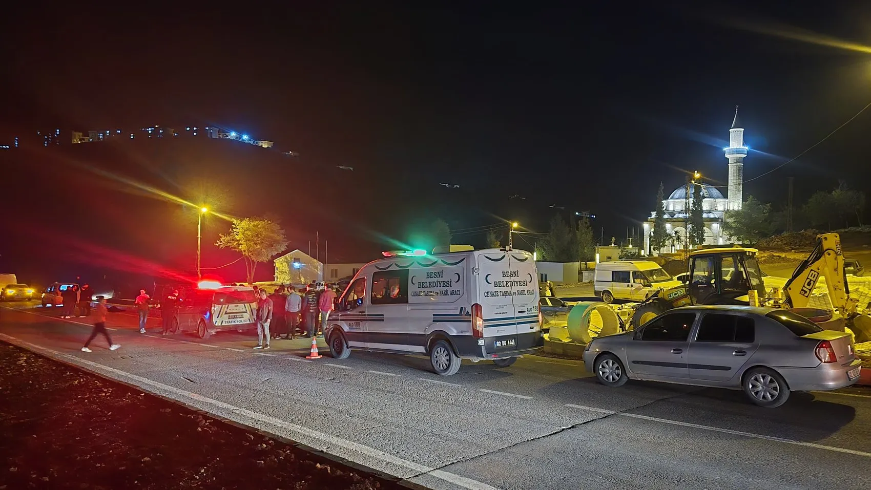 Besni'de gece vakti acı olay: Yolun karşısına geçmek isterken canından oldu