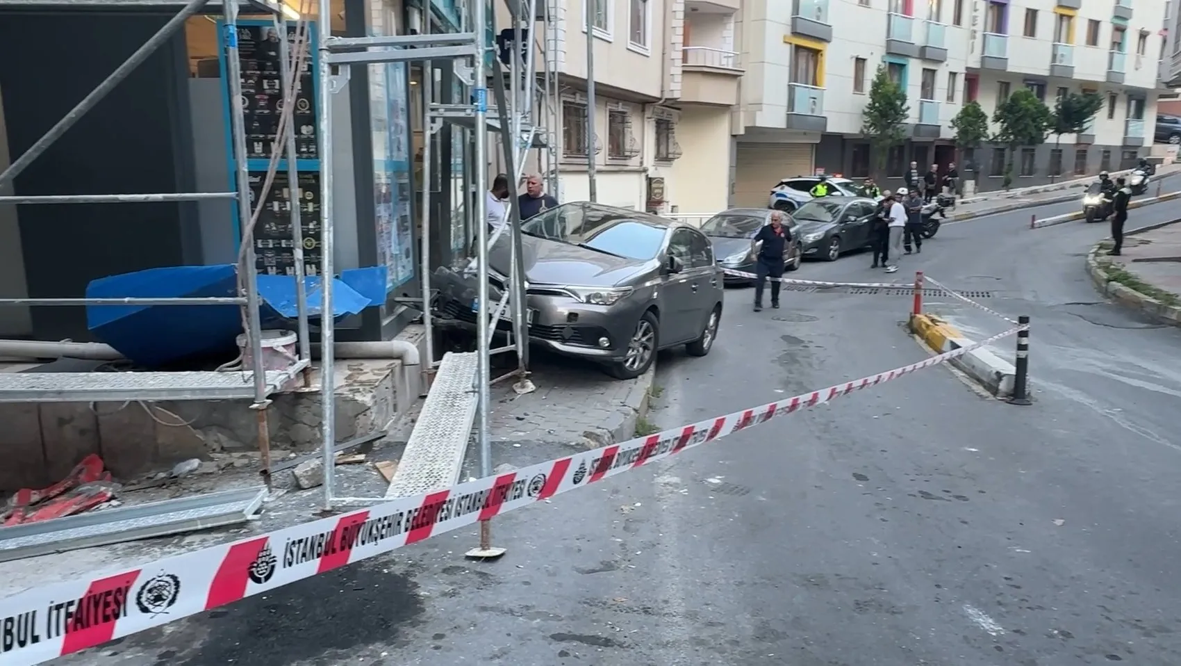 Market çıkışında dehşet anları: Kontrolden çıkan araç yayayı biçti