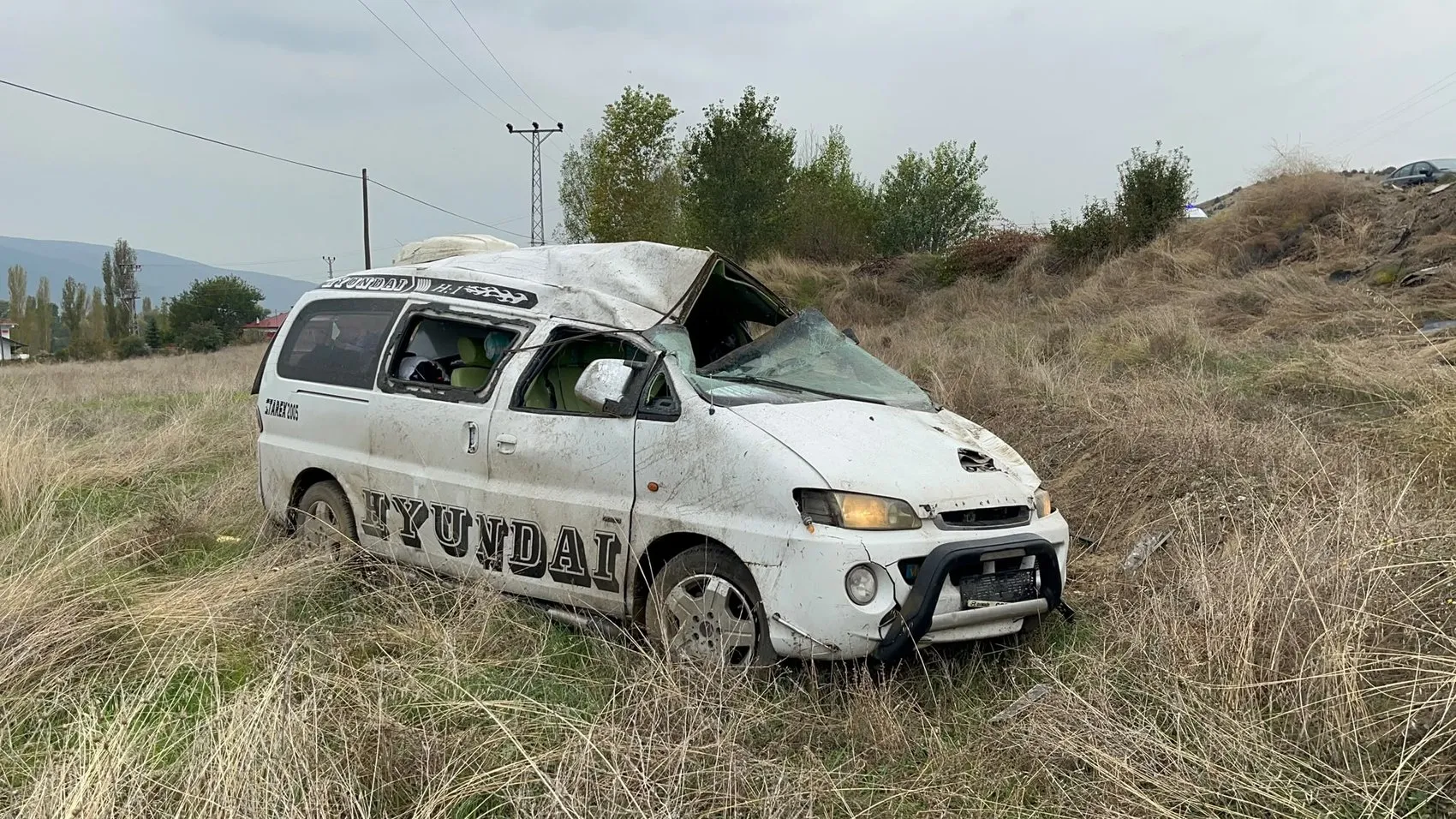 Tosya yolunda dehşet anları: Minibüs taklalar atarak şarampole uçtu