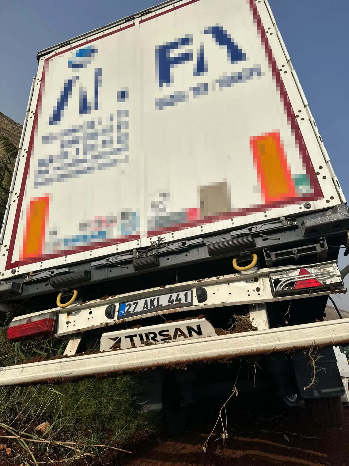 Reyhanlı yolunda korkunç kaza: Kontrolden çıkan TIR zeytinliğe uçtu