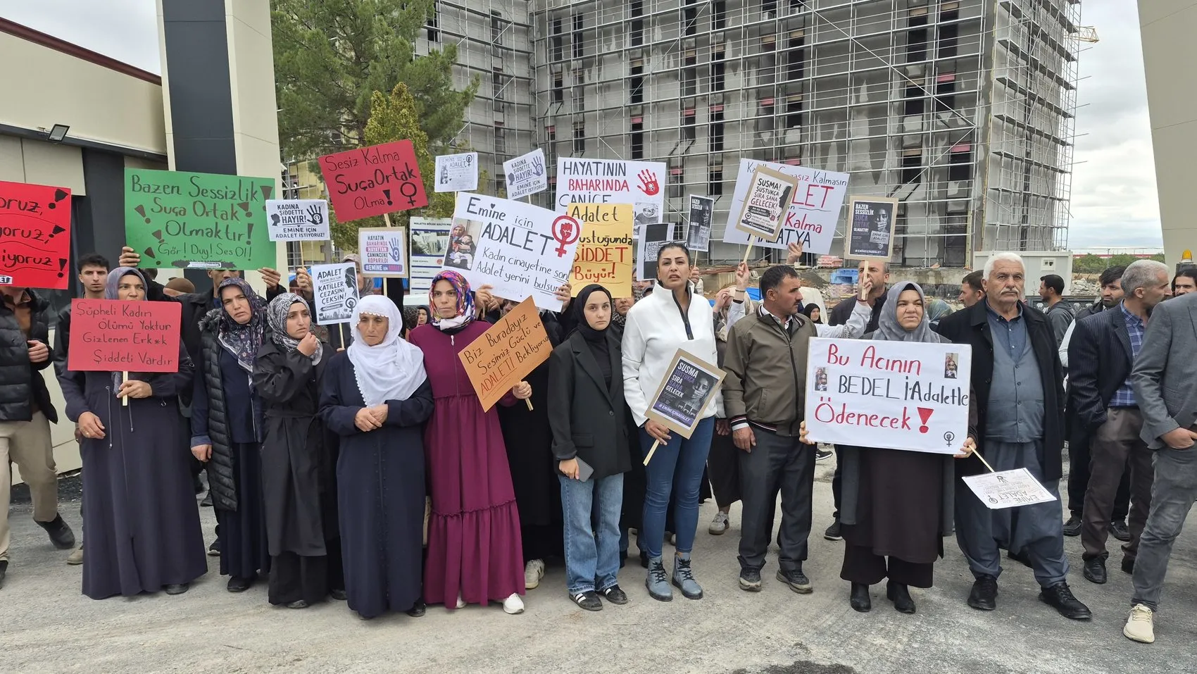 Emine Kolay davasında adliye önünde arbede: Ses kayıtları düğümü çözecek mi?