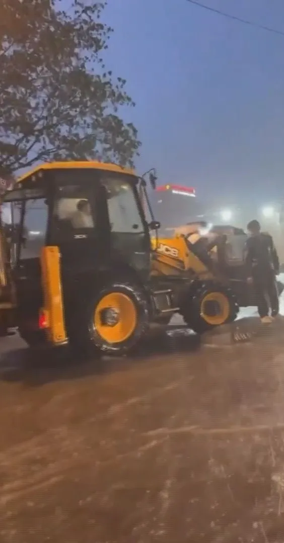Merter'de sular yükselince tek çare iş makinesi oldu