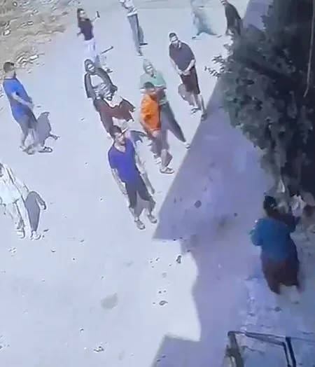 Sokak ortasında dehşet anları: Çocuk gürültüsü kavgası kanlı bitti