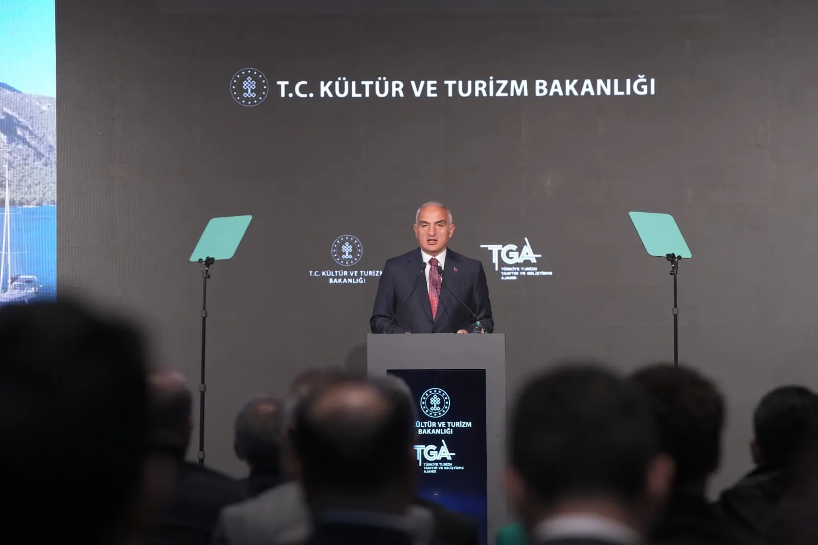 Turizmde rekor üstüne rekor: Bakan Ersoy 65 milyar dolarlık hedefi işaret etti