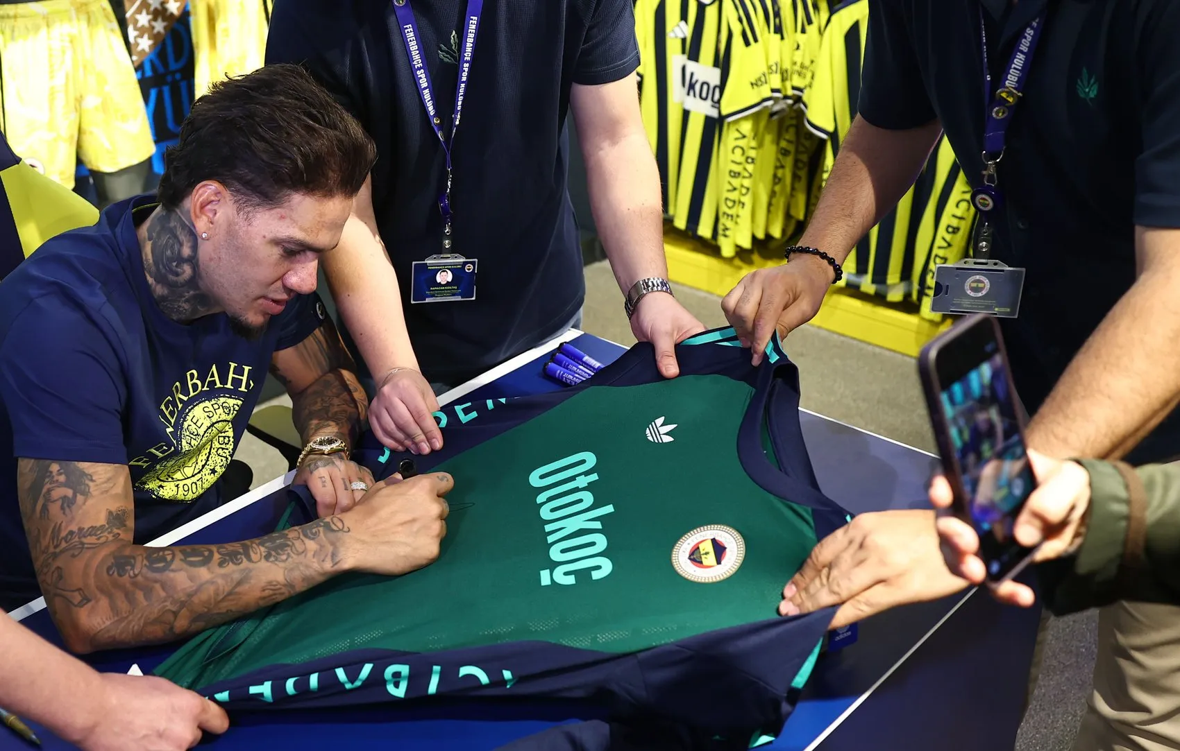 Fenerbahçe'nin yıldız eldiveni Ederson taraftarıyla kucaklaştı